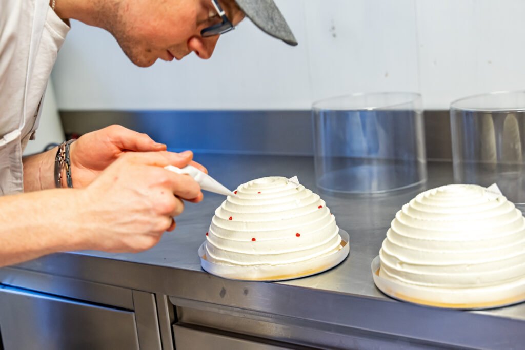 Watterlot pâtisserie boulangerie Saint Valéry sur Somme préparation Vacherin Glaces