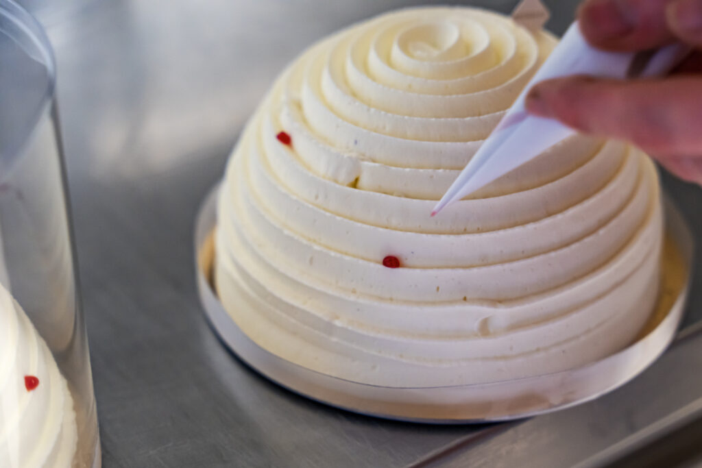 Watterlot pâtisserie boulangerie Saint Valéry sur Somme préparation Vacherin Glaces