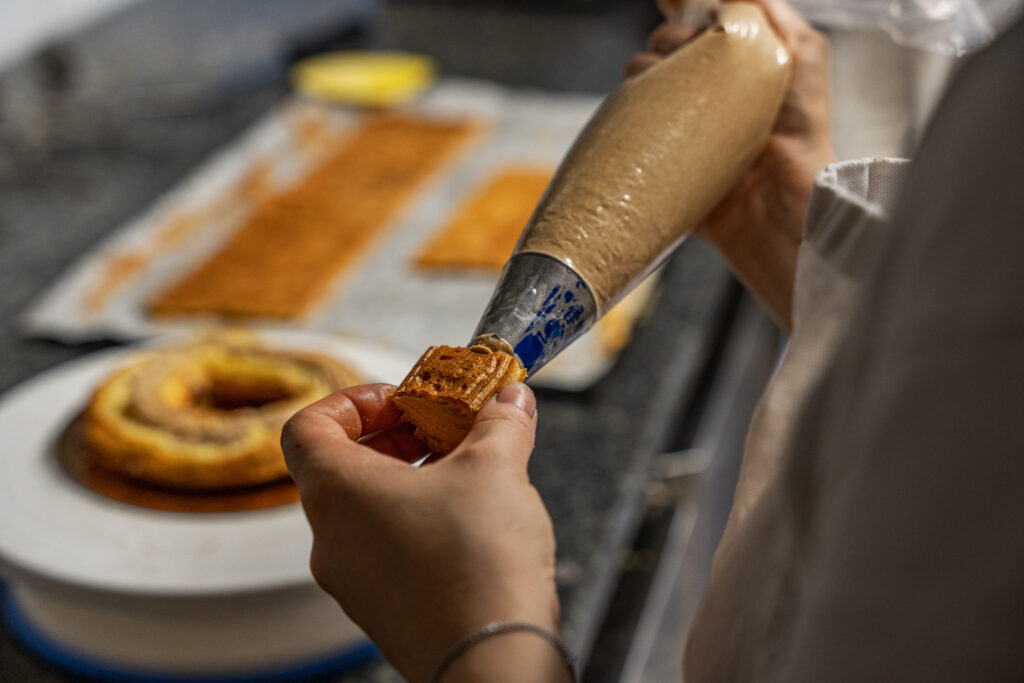 Watterlot pâtisserie boulangerie Saint Valéry sur Somme Paris Brest amande noisette preparation