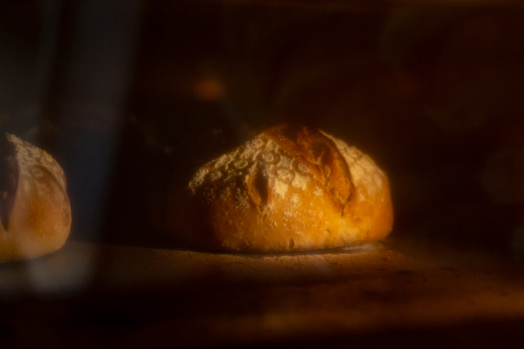 Watterlot pâtisserie boulangerie Pain paysan au four en cuisson